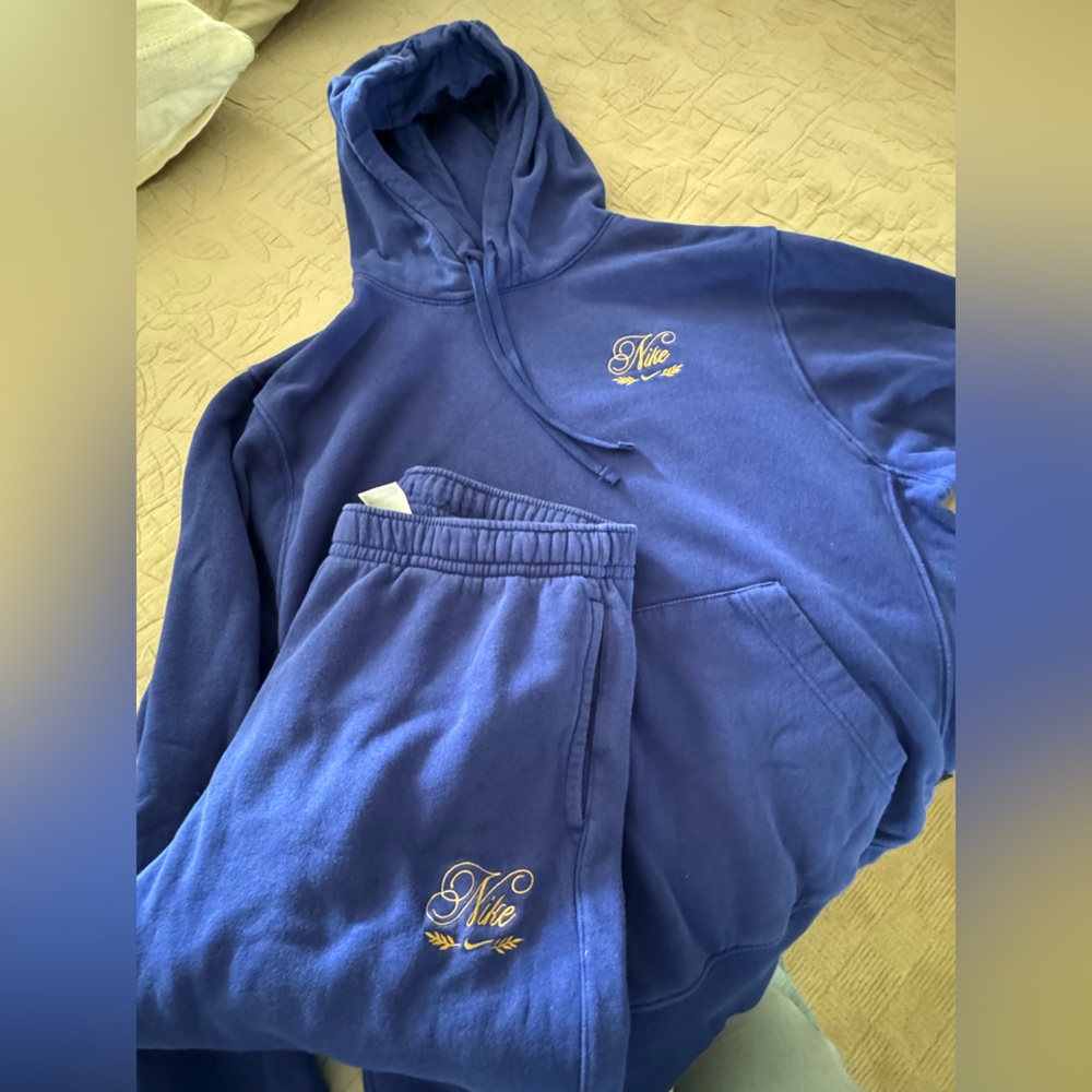 NIKE USA INC MEN’s CLUB Jogger Matching Sweatsuit